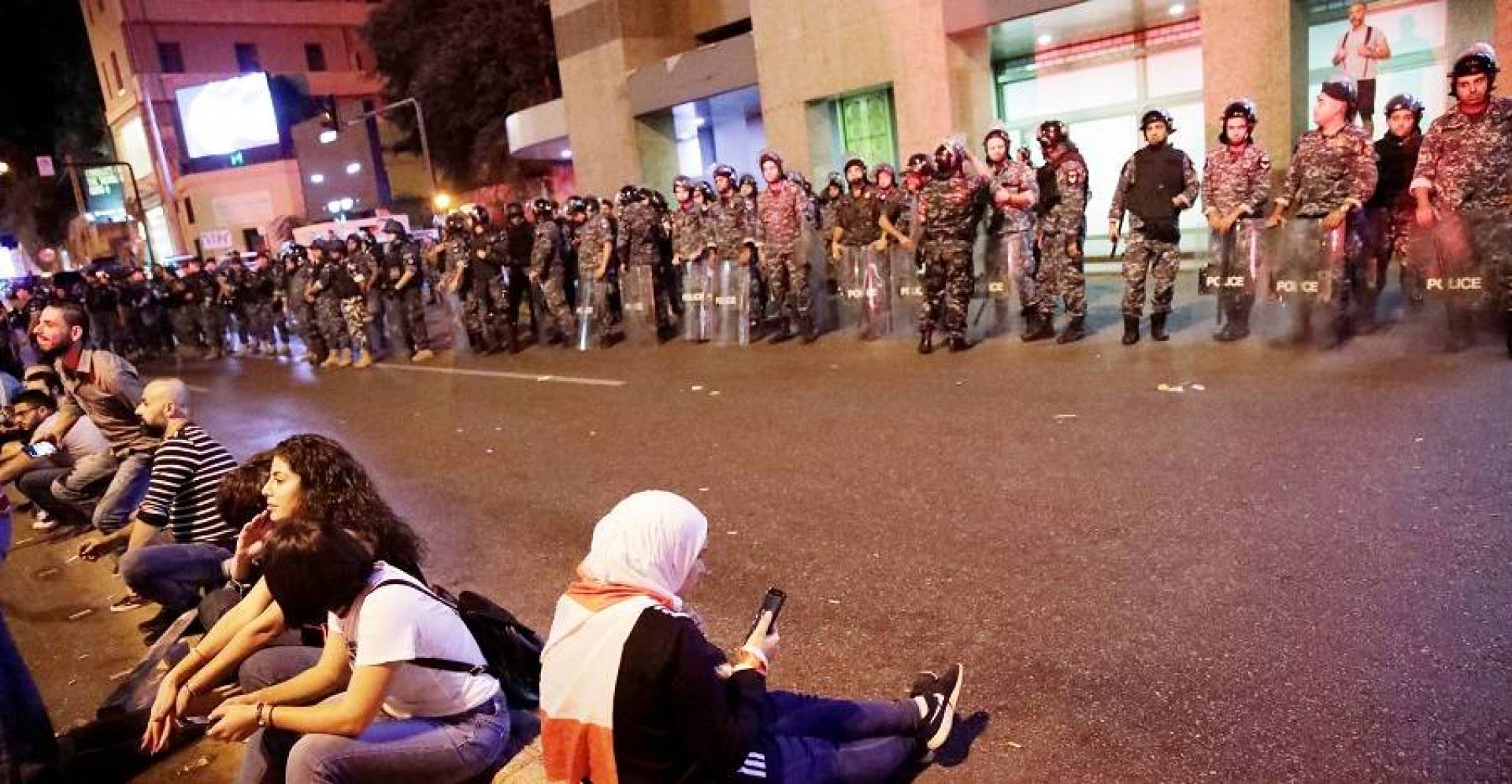 لبنان.. انتشار عسكري على طريق بعبدا بعد محاولة مجموعة التوجه إلى القصر الجمهوري لبنان.. انتشار عسكري على طريق بعبدا بعد محاولة مجموعة التوجه إلى القصر الجمهوري