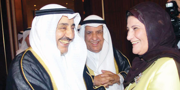 مع شقيقته فايزة وعلي الغانم مع شقيقته فايزة وعلي الغانم