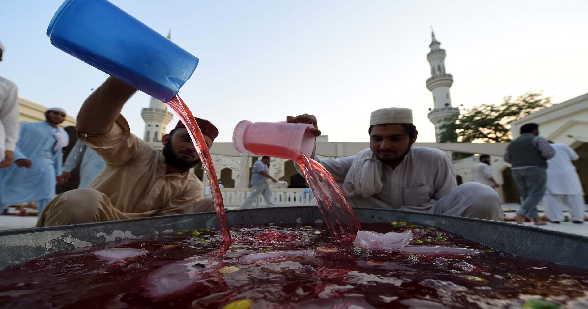 بالصور - «الباكورا» و«روح أفزا» نجوم موائد رمضان في باكستان
