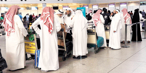 هدوء الشوارع يستبق العيد.. وزحمة في المطار هدوء الشوارع يستبق العيد.. وزحمة في المطار