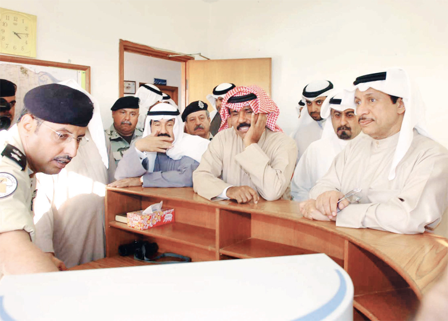 سموه أثناء زيارة الحدود الشمالية .. ويبدو جابر المبارك ومحمد الصباح ومحمد العبدالله وناصر المحمد وسليمان الفهد سموه أثناء زيارة الحدود الشمالية .. ويبدو جابر المبارك ومحمد الصباح ومحمد العبدالله وناصر المحمد وسليمان الفهد