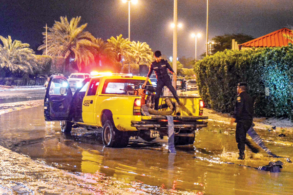 .. ورجال الدفاع المدني في الموقع .. ورجال الدفاع المدني في الموقع