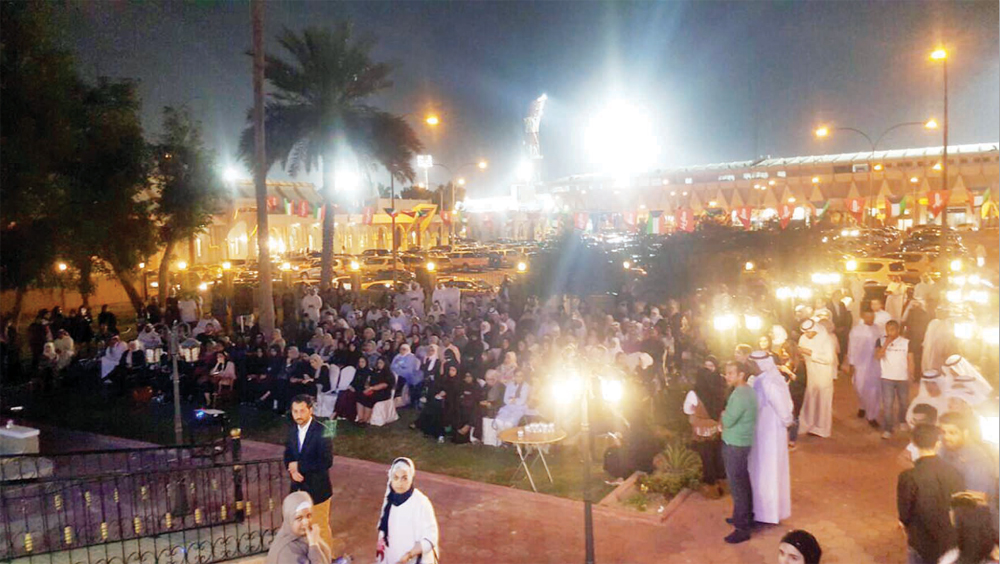 .. وكثيف خارج القاعة .. وكثيف خارج القاعة