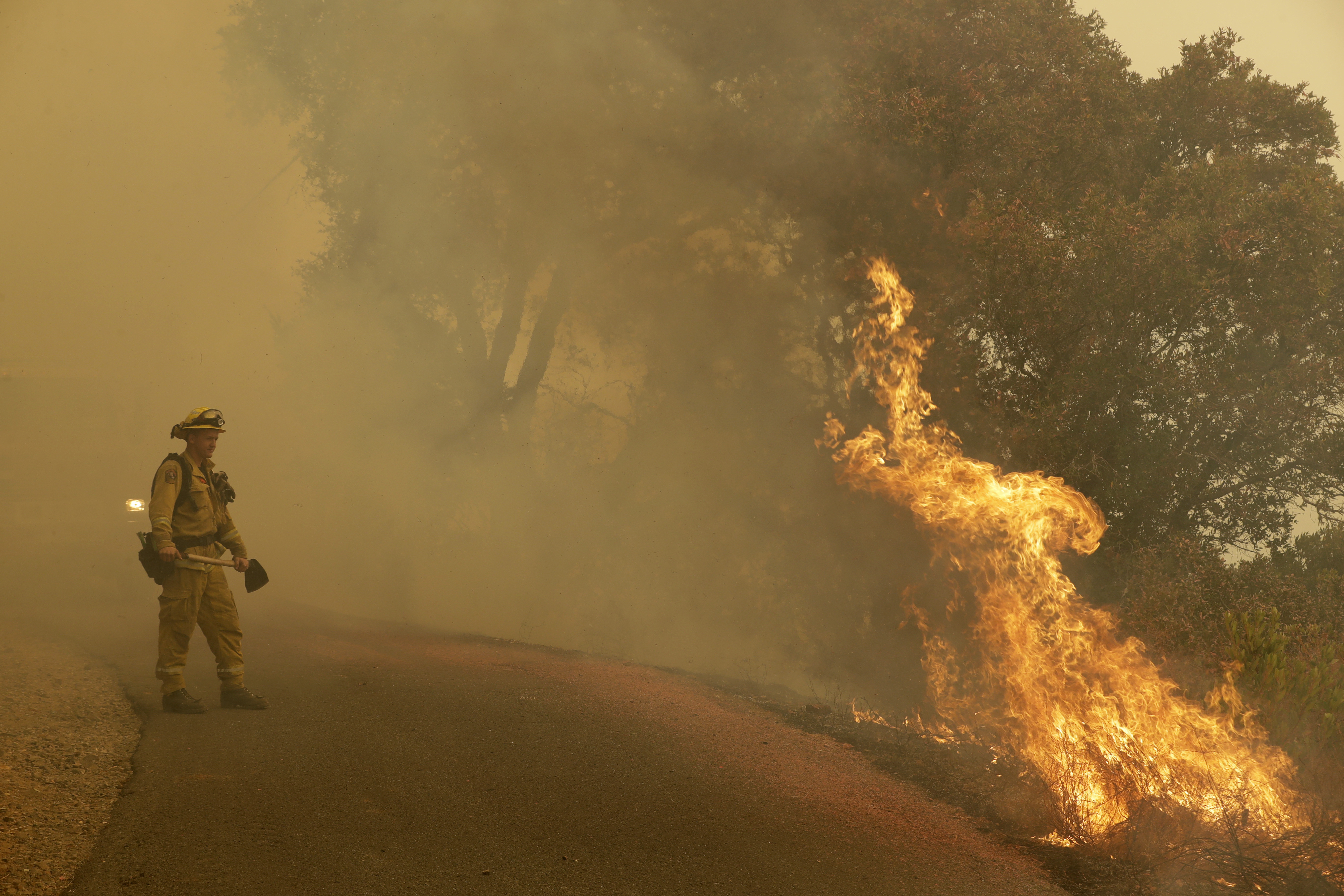 حرائق الغابات تستعر في كاليفورنيا وعدد القتلى يزداد