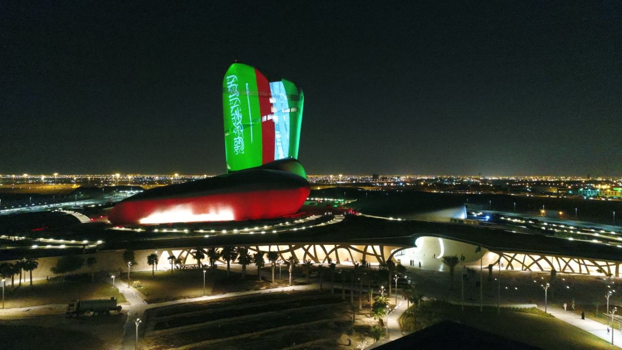 مركز الملك عبدالعزيز الثقافي يتوشح بألوان علم الكويت