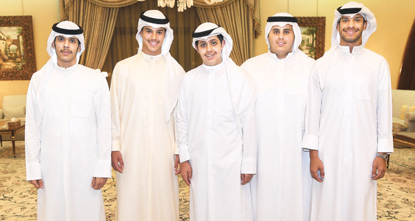 جاسم وفهد الخرافي مع عدد من الضيوف جاسم وفهد الخرافي مع عدد من الضيوف