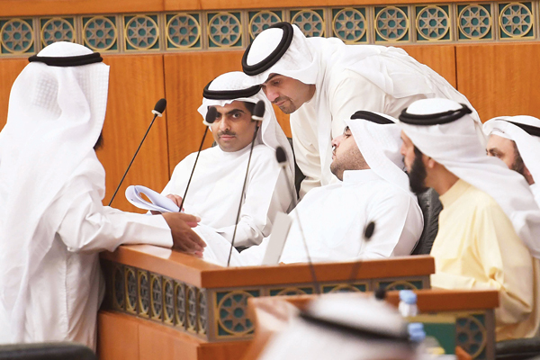 الصالح يتابع ملاحظات النواب الصالح يتابع ملاحظات النواب