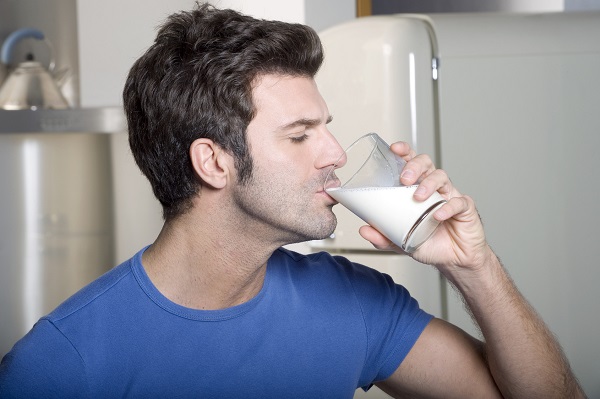 هل شرب الحليب يزيد الدم؟
