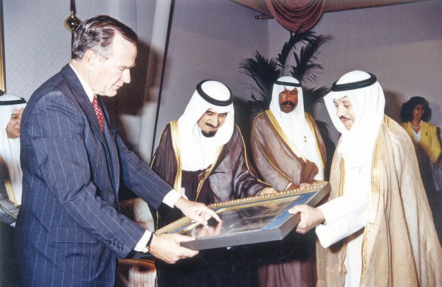 جورج بوش الأب قائد حرب تحرير الكويت