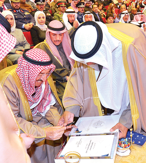 الأمير يوقع الإستراتيجية الوطنية لتعزيز النزاهة ومكافحة الفساد.. وبدا رئيس مجلس الأمة مرزوق الغانم | كونا
الأمير يوقع الإستراتيجية الوطنية لتعزيز النزاهة ومكافحة الفساد.. وبدا رئيس مجلس الأمة مرزوق الغانم | كونا