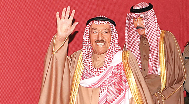 سموه يحيي مستقبليه لدى وصوله
سموه يحيي مستقبليه لدى وصوله