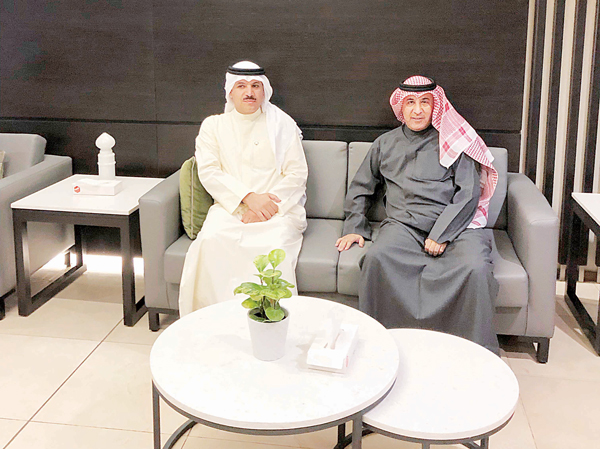 الهاشل لدى وصوله الأردن وفي استقباله السفير عزيز الديحاني الهاشل لدى وصوله الأردن وفي استقباله السفير عزيز الديحاني