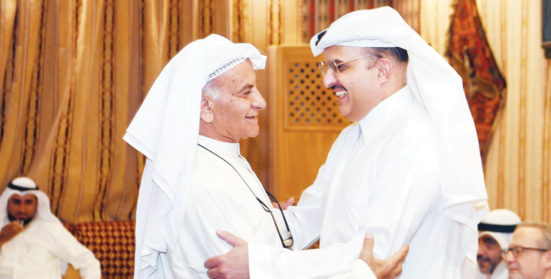 الزميل وليد النصف مهنئاً الزميل وليد النصف مهنئاً