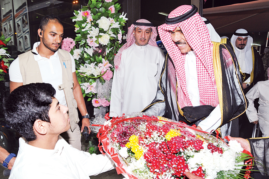 .. ويتلقى باقة ورد لدى زيارته نادي المعاقين| كونا .. ويتلقى باقة ورد لدى زيارته نادي المعاقين| كونا