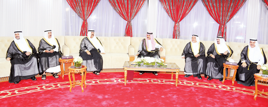 ولي العهد ومشعل الأحمد وعلي الجراح خلال زيارة ديوانية شعراء النبط ولي العهد ومشعل الأحمد وعلي الجراح خلال زيارة ديوانية شعراء النبط