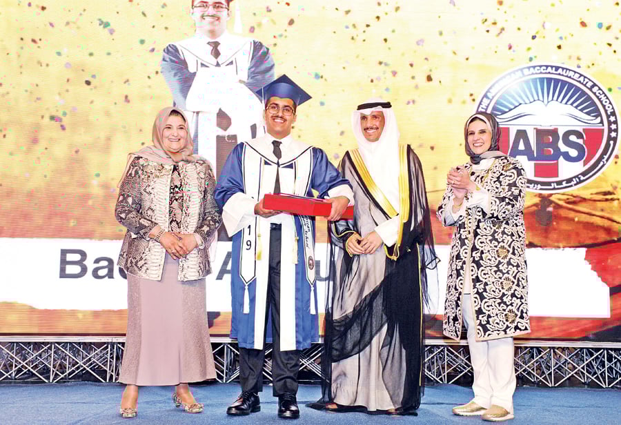 بدر العودة يتسلم شهادته بدر العودة يتسلم شهادته